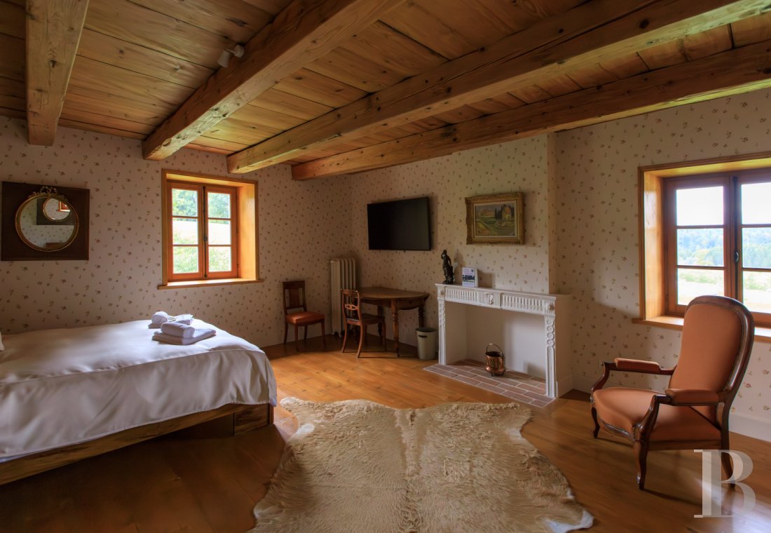 A former livestock farm which has been transformed into a vast, comfortable home near to Nantua in the Haut-Bugey region - photo  n°23